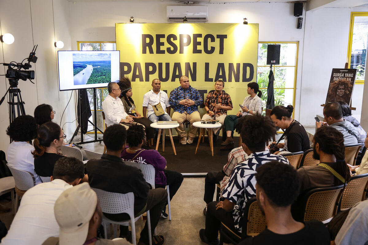 The atmosphere of the talk show What is the Future of Papua, which was part of the Silenced Paradise exhibition at Kala di Kalijaga, Jakarta, Monday (11/8). Greenpeace Indonesia held an photo exhibition and book photo launch titled “Paradise Silenced” as part of its efforts to document the resilience of Papuan indigenous people and the campaign’s journey since 2005. © Dhemas Reviyanto / Greenpeace