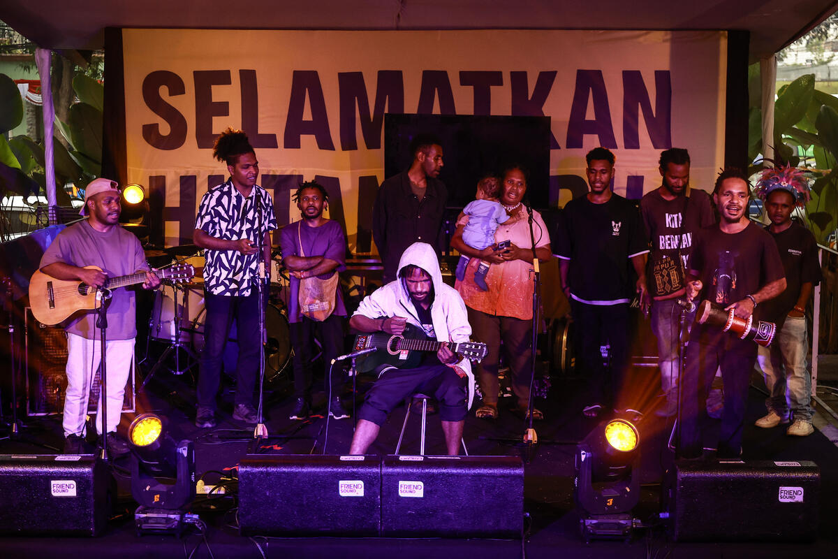 Sunrise West Papua Performed at The "Silenced Paradise" Exhibition in Jakarta. © Dhemas Reviyanto / Greenpeace Sunrise West Papua Performed at The "Silenced Paradise" Exhibition in Jakarta. © Dhemas Reviyanto / Greenpeace