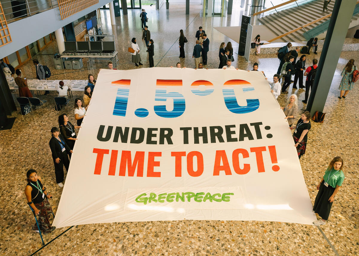 Banner Calling to Action on 1.5 degrees inside Bonn. © Marie Jacquemin / Greenpeace