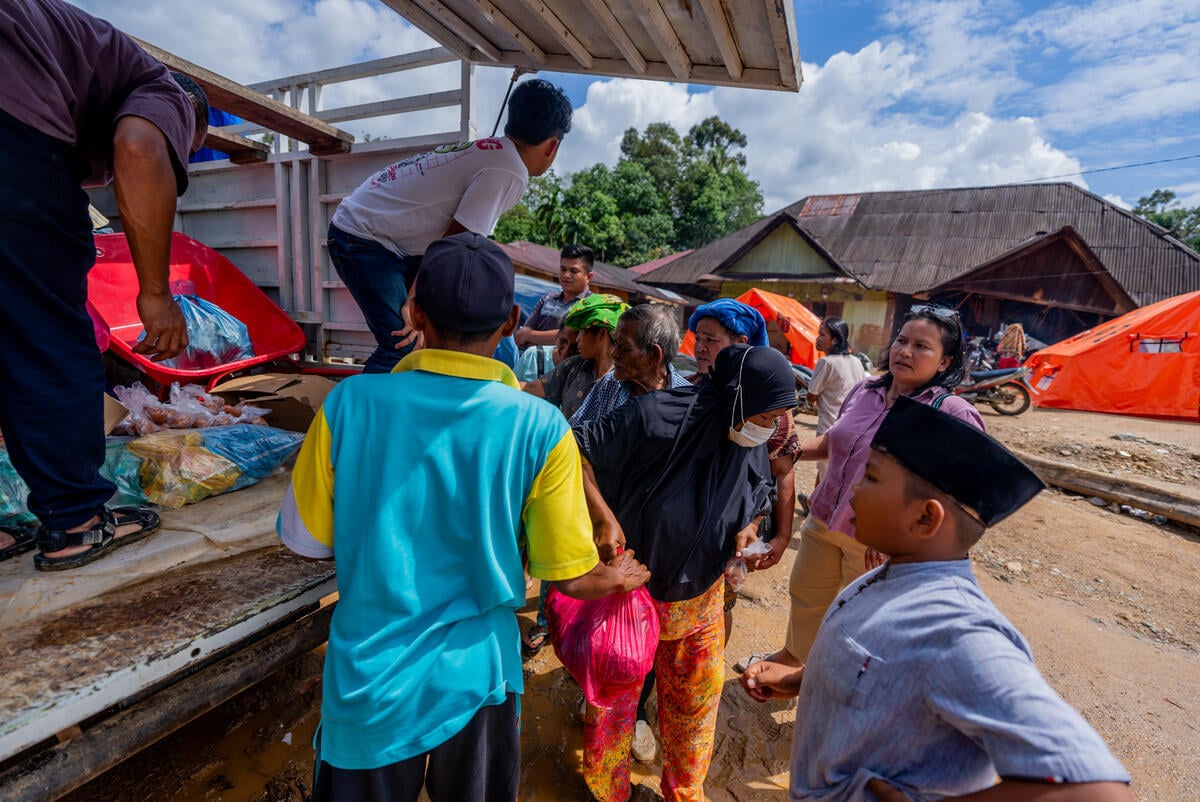 Aid and Donations Delivered after the Flash Flood in Tukka Subdistrict, Central Tapanuli. © Alif R Nouddy Korua / Greenpeace