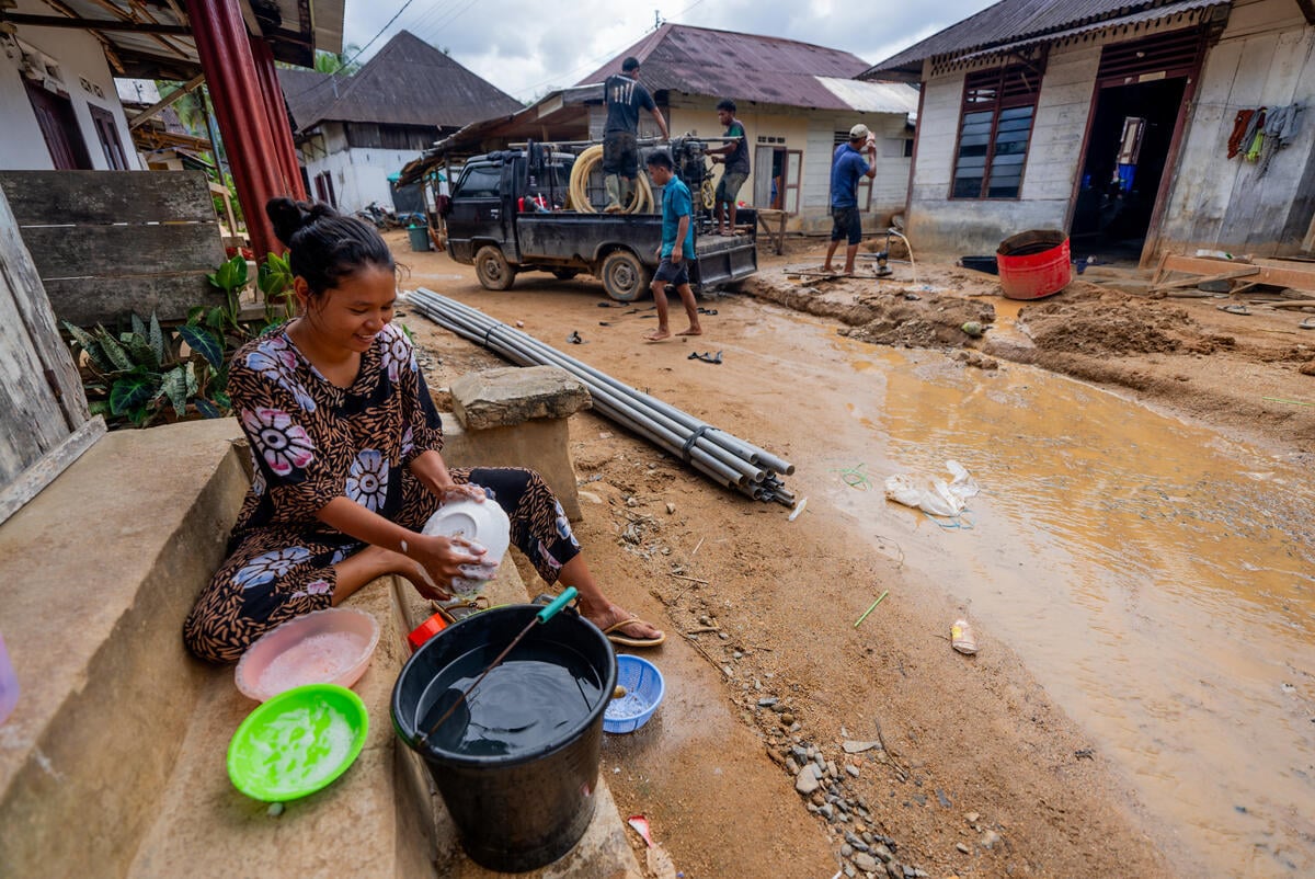 Collecting Clean Water in the Aftermath of the Flash Flood in Tukka Subdistrict, Central Tapanuli. © Alif R Nouddy Korua / Greenpeace
