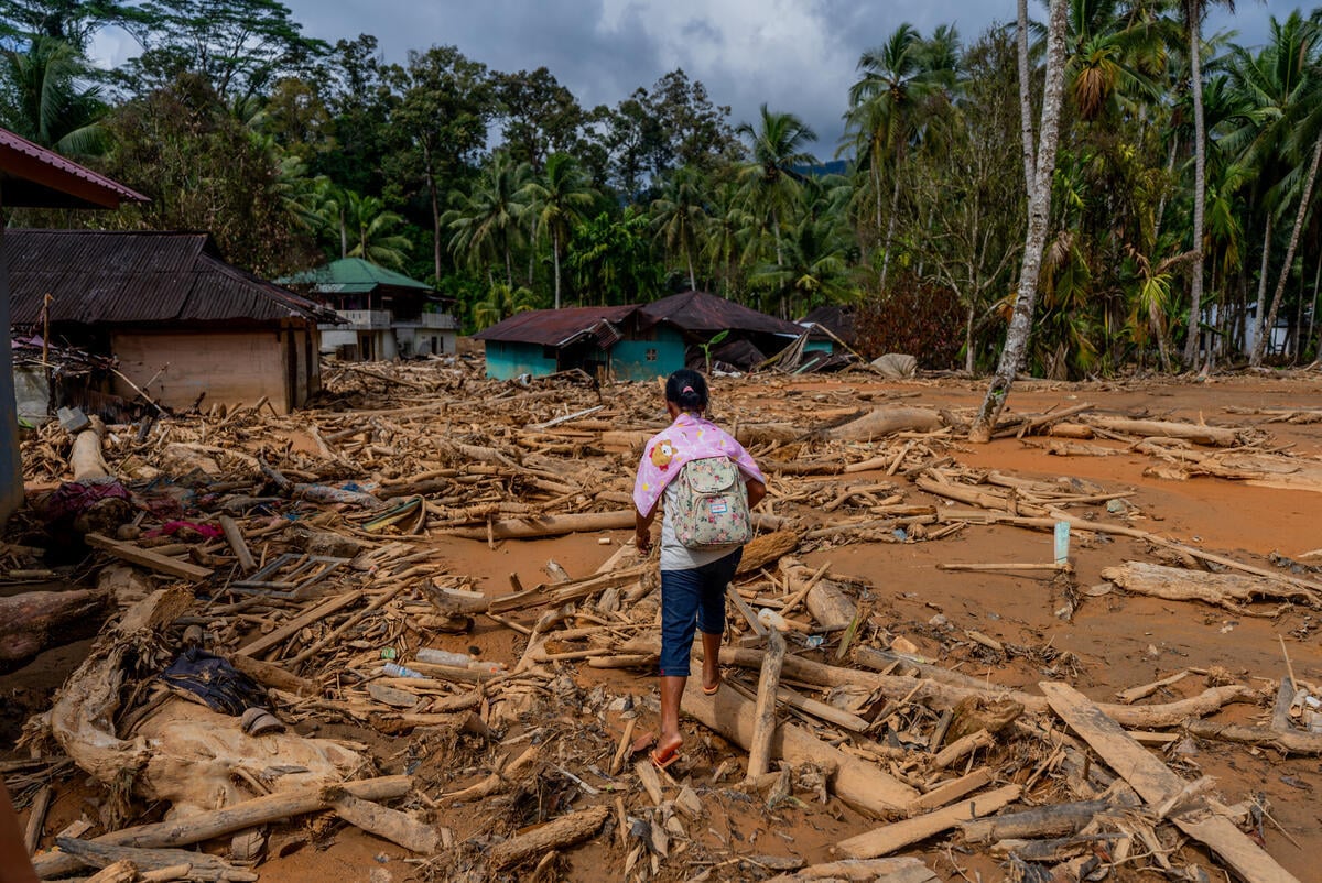 Portrait of Mariasi Aritonang after the Flash Flood in Tukka Subdistrict, Central Tapanuli. © Alif R Nouddy Korua / Greenpeace