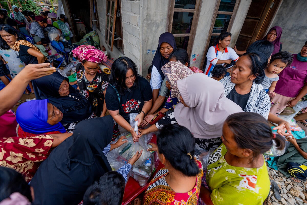 Aid and Donations Delivered after the Flash Flood in Tukka Subdistrict, Central Tapanuli. © Alif R Nouddy Korua / Greenpeace