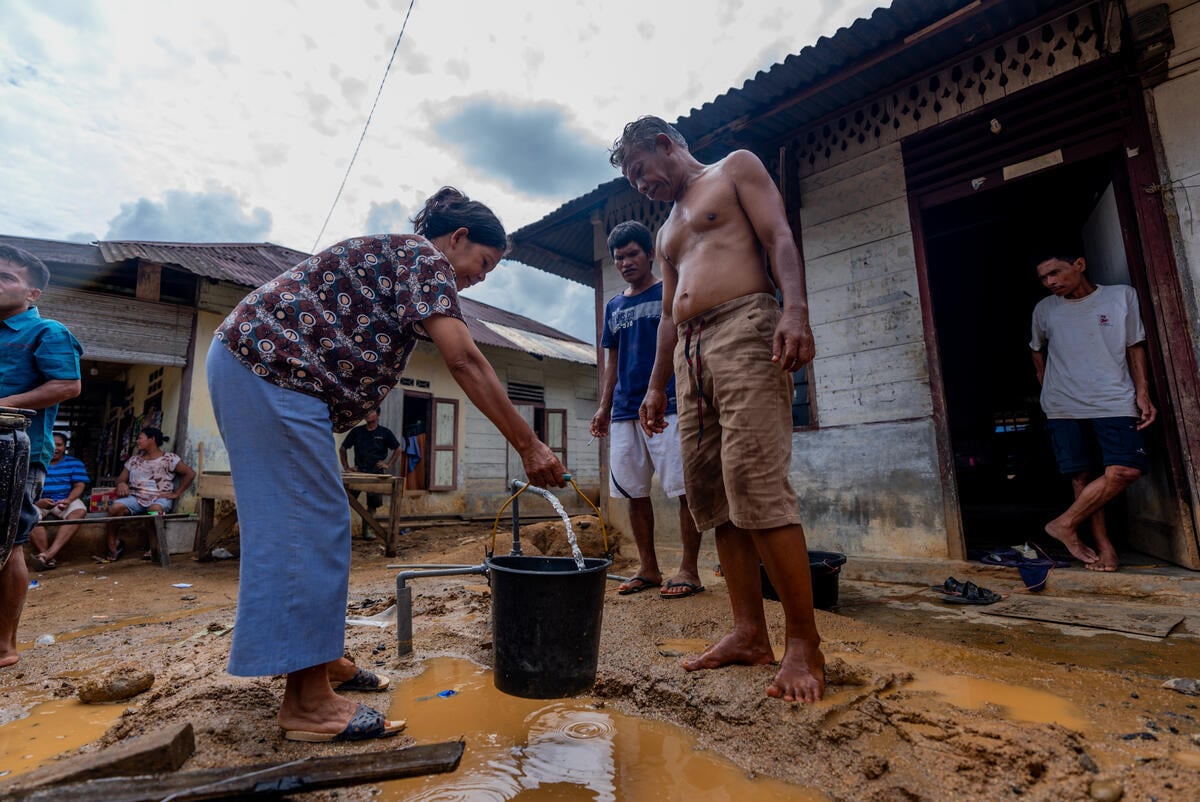 Collecting Clean Water in the Aftermath of the Flash Flood in Tukka Subdistrict, Central Tapanuli. © Alif R Nouddy Korua / Greenpeace