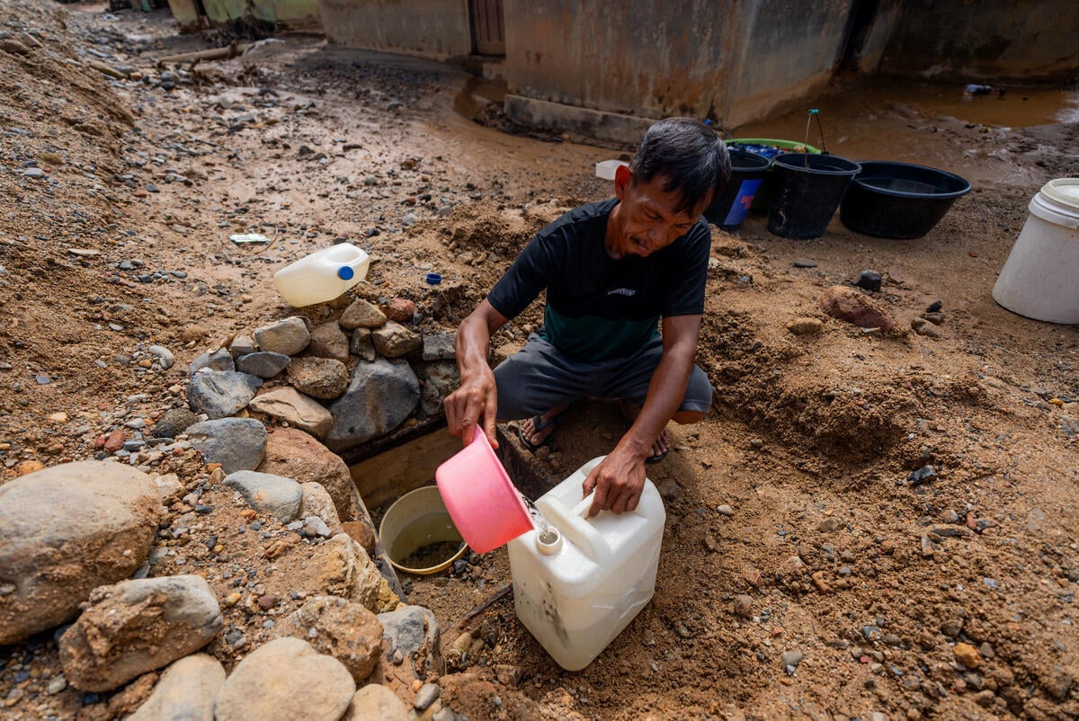 Collecting Clean Water in the Aftermath of the Flash Flood in Tukka Subdistrict, Central Tapanuli. © Alif R Nouddy Korua / Greenpeace