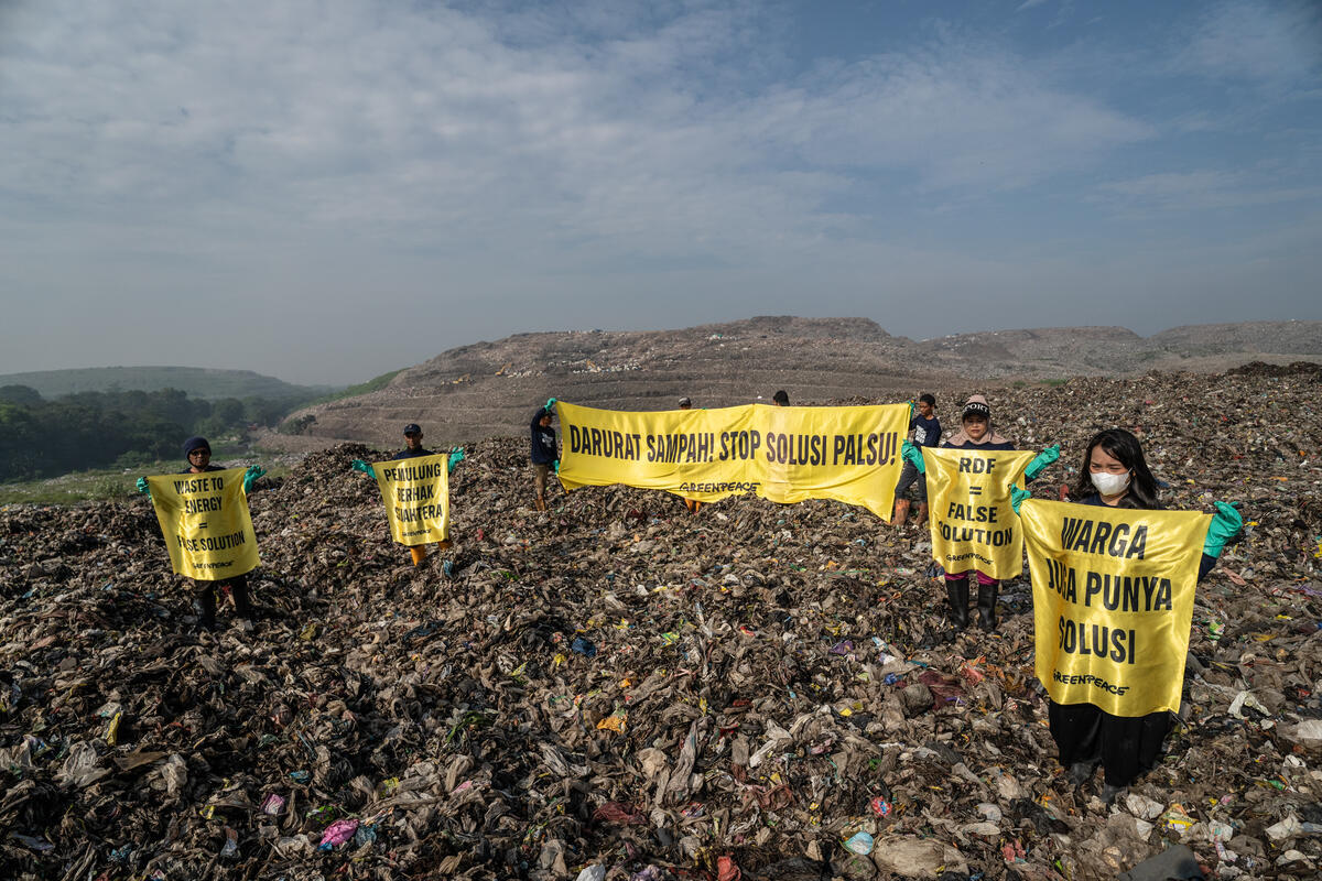 Bantargebang Landfill, Bekasi, West Java Greenpeace Indonesia activists and scavenger community unfurl a banner on the landfill in Bantargebang area, Bekasi, West Java. Bantargebang Landfill is often described as the largest open-dumping landfill in Southeast Asia and one of the world's biggest, serving Jakarta with massive daily waste intake and becoming a vast, populated waste mountain. As a center for government and economic activity, Jakarta has always been grappling with millions of problems. Traffic and public transportation may have become the city’s most infamous problems, but the city also grapples with other issues including jobs, waste, and now, the climate crisis.
The local government tries to address most of those issues, but many are still left unsolved and even neglected.
The Jakarta administration’s effort to “solve” its waste problem by dumping it in Bantargebang landfill, Bekasi, West Java, is still inadequate and largely ignored the scavengers’ contribution. Bantargebang scavengers were not recognized for their work to handle Jakarta waste problems.