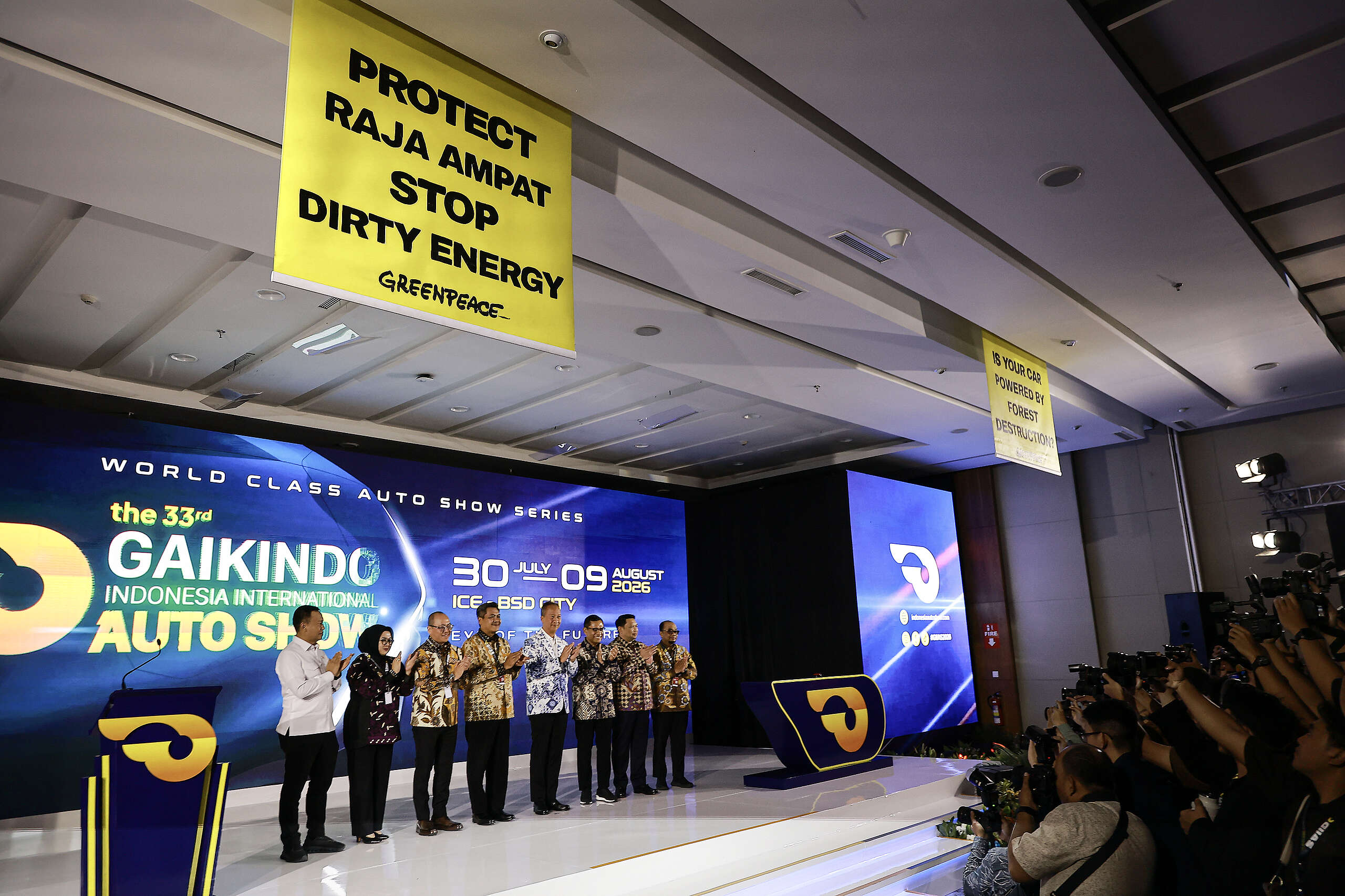 Greenpeace Aksi Damai di Pameran Otomotif, Soroti Jejak Nikel yang Mengancam Raja Ampat 