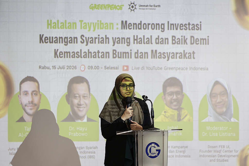 Reassessing Coal in Islamic Finance: Ethical Imperatives for Divestment and Sustainability Paper Launch in Indonesia Riska Rahman, Ummah for Earth Project Lead for Greenpeace Indonesia, opens the public discussion and press conference following the launch of Reassessing Coal in Islamic Finance: Ethical Imperatives for Divestment and Sustainability Paper.