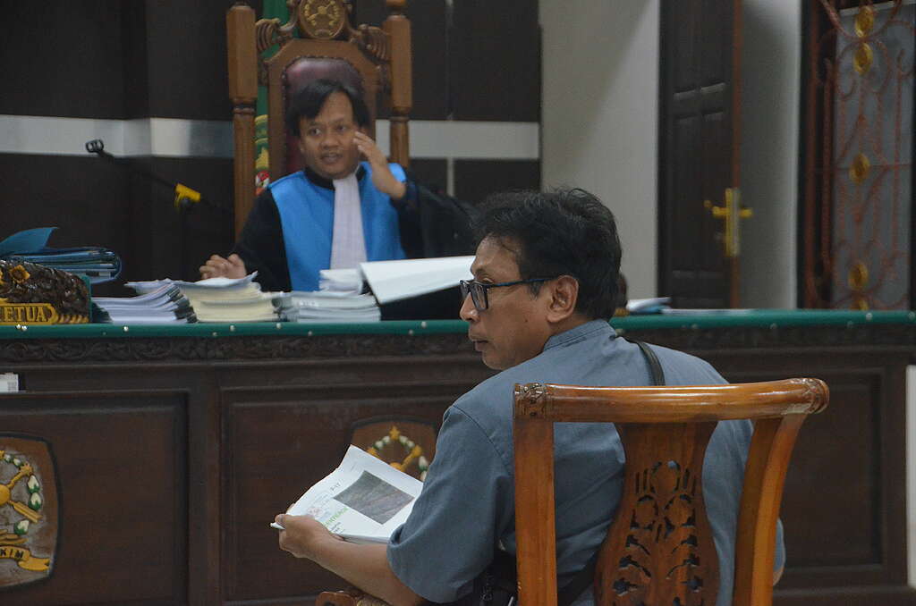 DSC_0662 Sapta Ananda Proklamasi, staf peneliti senior Greenpeace Indonesia saat memberikan kesaksian dalam sidang gugatan proyek pembangunan jalan sepanjang 135 kilometer dari Wanam hingga Muting di Pengadilan Tata Usaha Negara (PTUN) Jayapura pada Selasa, 7 Juli 2026. © Greenpeace