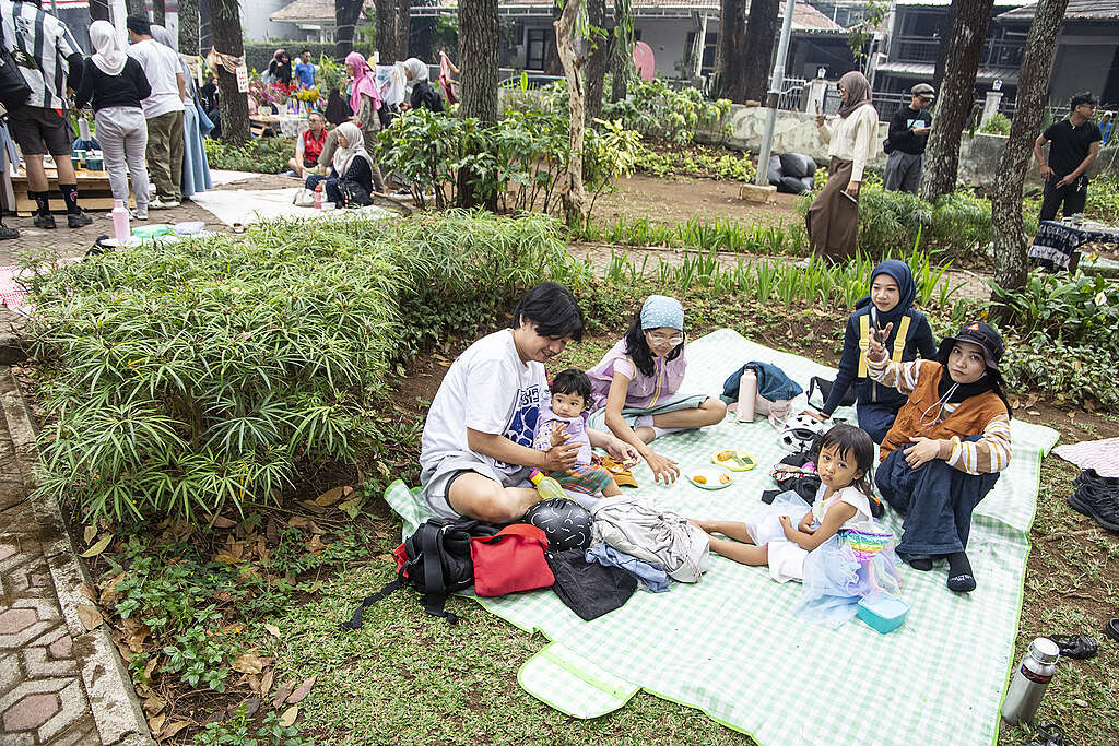Plastic Free Picnic Bandung Bandung citizens are enjoying some warm family time at Plastic Free Parade picnic.