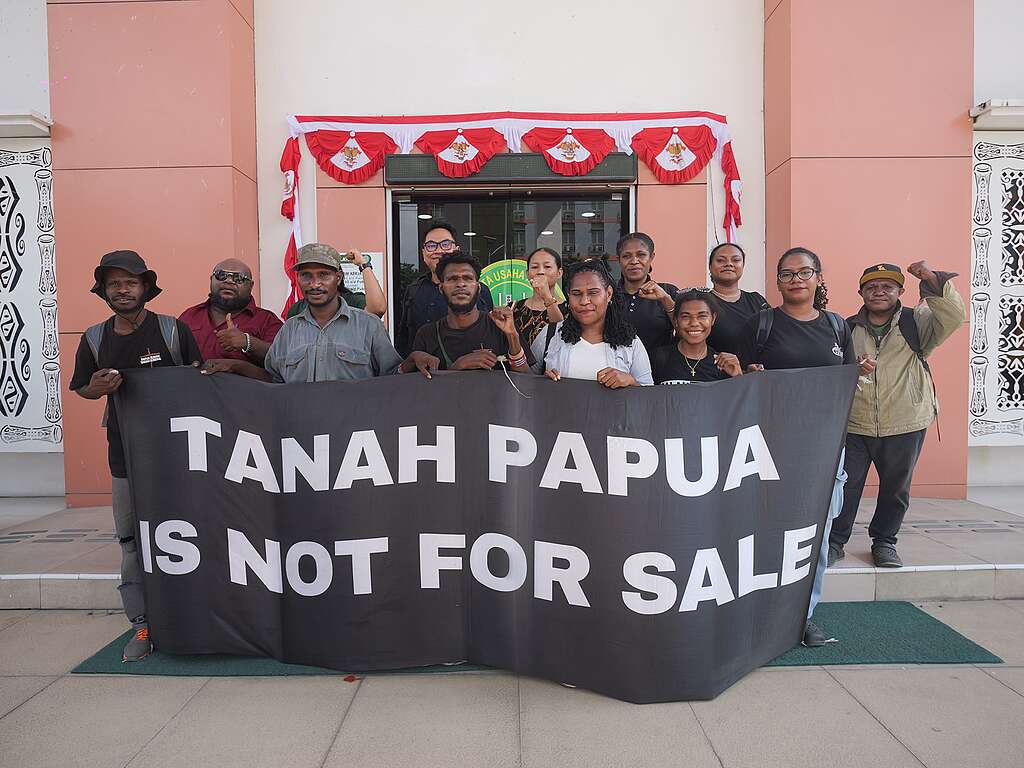 Aksi damai di depan Pengadilan Tata Usaha Negara (PTUN) Jayapura setelah sidang gugatan 135 km pada Selasa, 11 Agustus 2026.