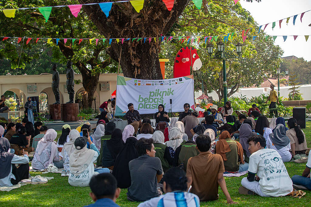 Plastic Free Picnic Yogya Amid the waste emergency, the Plastic-Free Parade arrived in Yogyakarta. The event began with a cultural parade along Malioboro Street and the procession concluded at Vredeburg Fort Park, where collaborators of the Yogyakarta Plastic-Free Parade had prepared various eco-friendly activities.