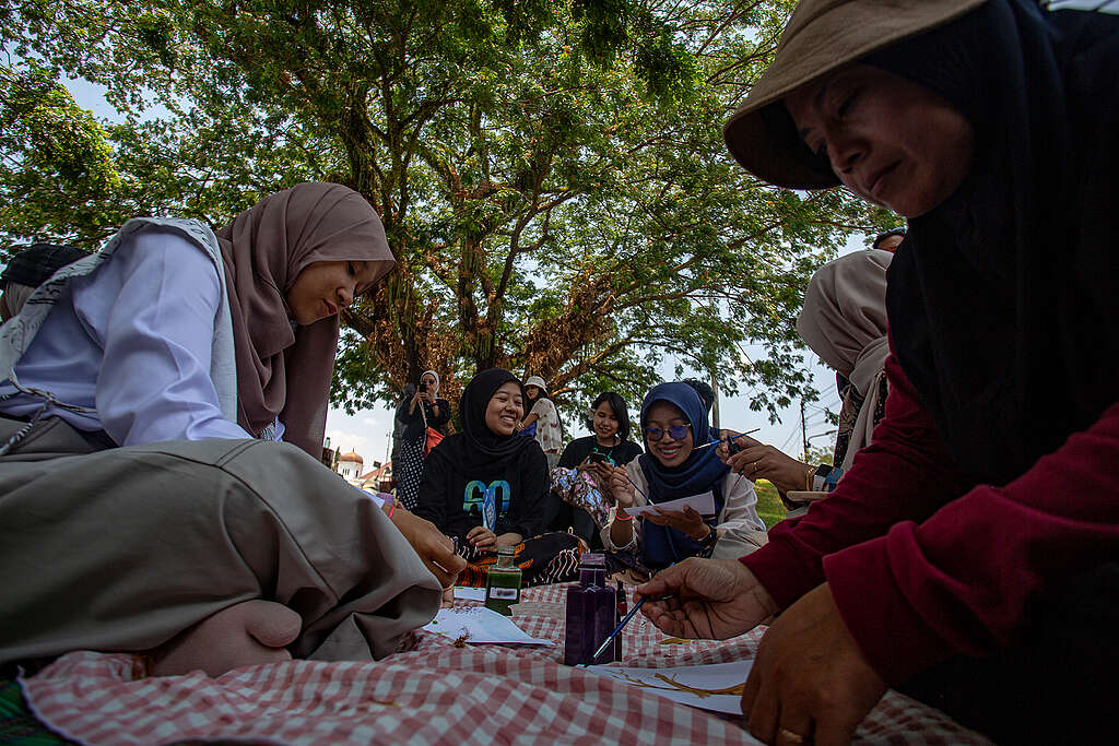 Plastic Free Picnic Yogya Yogyakarta citizens are participating in painting activity with botanical pigment at Plastic Free Parade picnic.