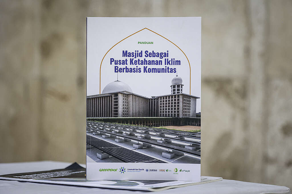 Greenpeace Indonesia, together with Kader Hijau Muhammadiyah, EcoMasjid, the Disaster Management Center (DMC) of Dompet Dhuafa, and the Muhammadiyah Disaster Management Center (MDMC), launched the Guide to Mosques as Community-Based Climate Resilience Hubs at Istiqlal