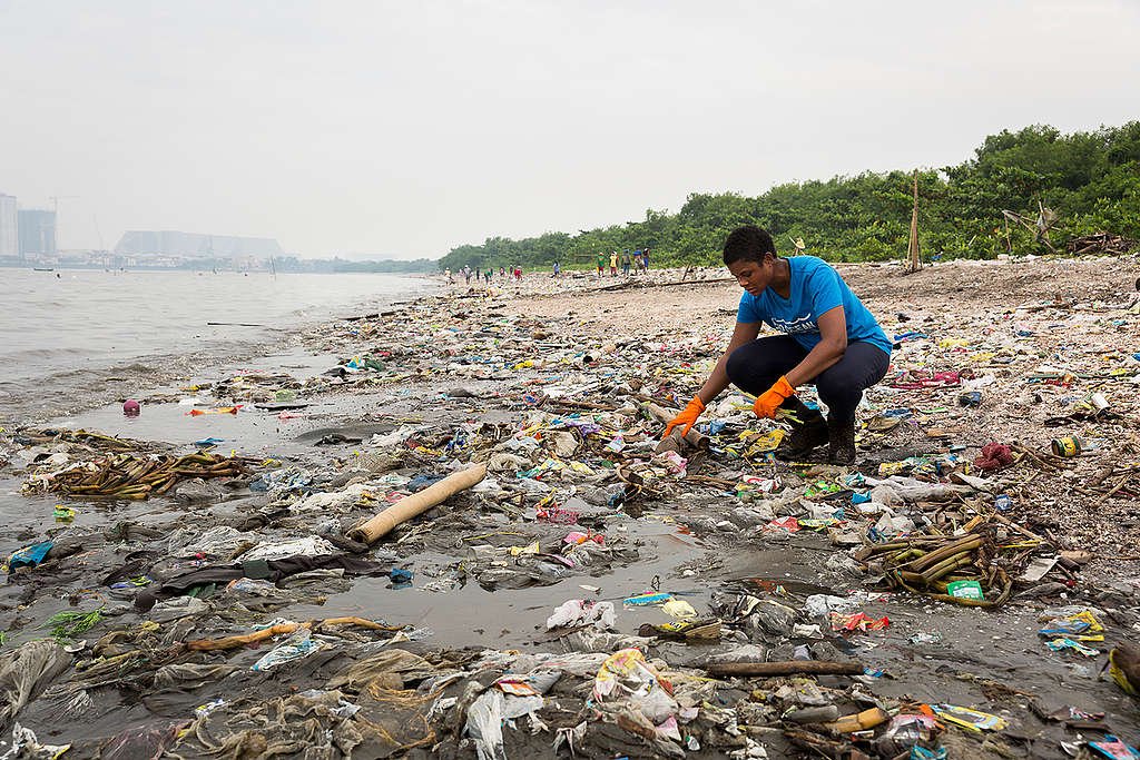 Freedom Island Waste Clean-up and Brand Audit in the Philippines. © Daniel Müller / Greenpeace