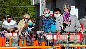 Shoppers Wear Protective Masks in Virginia. © Tim Aubry / Greenpeace