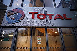 Oil Spill Protest at Total in Paris to Protect the Amazon Reef. © Simon Lambert / Greenpeace