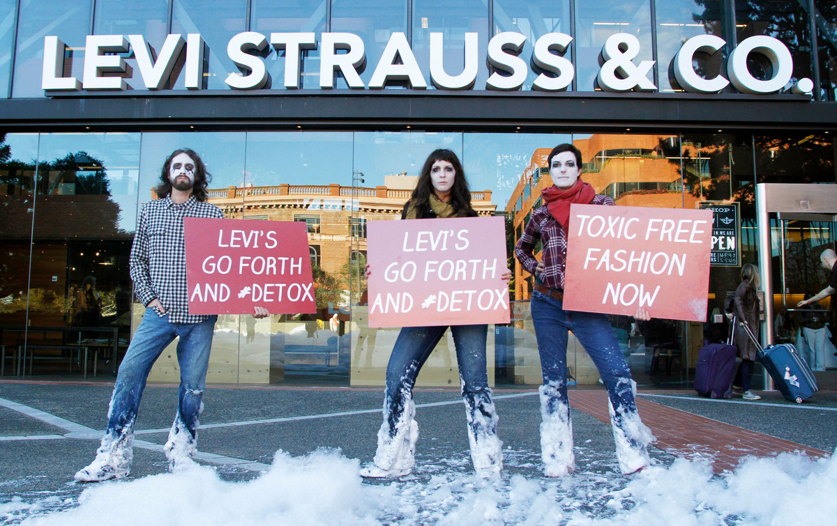 Levi's 'Detox' Action in San Francisco © George Nikitin / Greenpeace