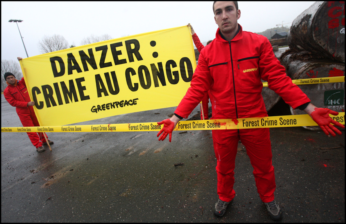 Conflict Timber Action in Caen Port© Nicolas Chauveau / Greenpeace