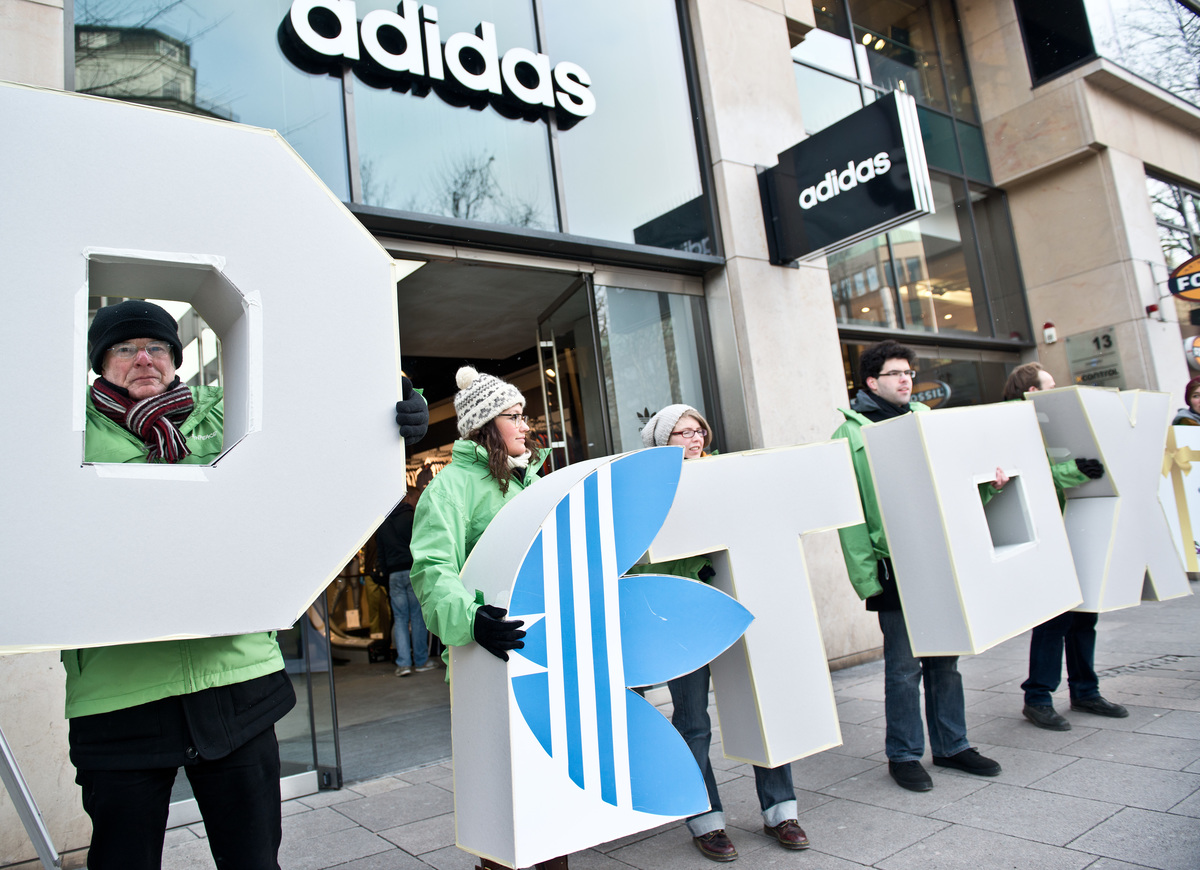 Detox Protest at Adidas Store in Hamburg© Dmitrij Leltschuk / Greenpeace