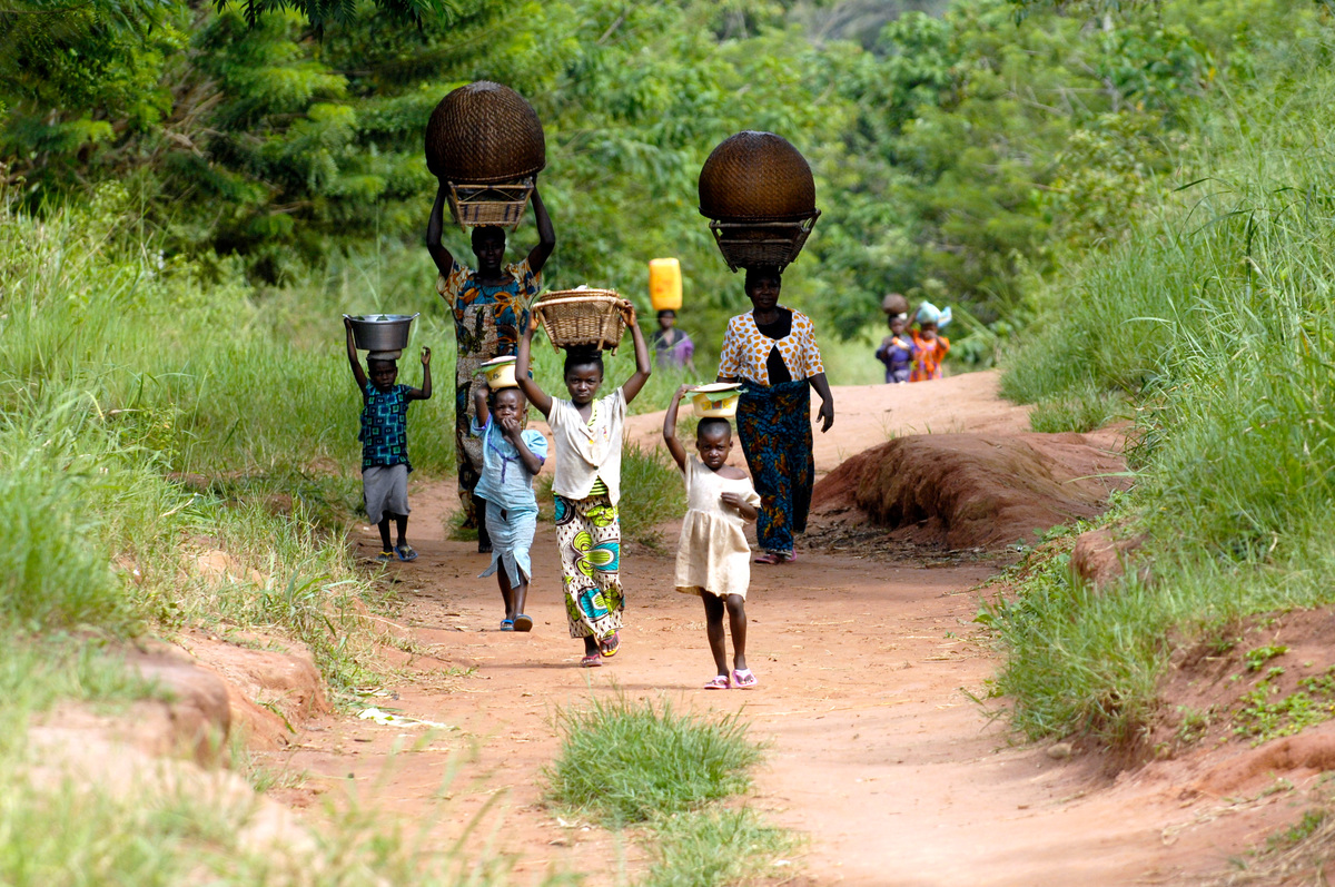 People on a Road in DRC Rainforest © Thomas Einberger / argum / Greenpeace