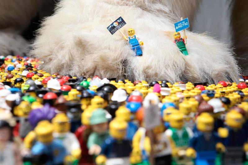 LEGO mini figures protest to save the Arctic from oil drilling © Jiri Rezac / Greenpeace