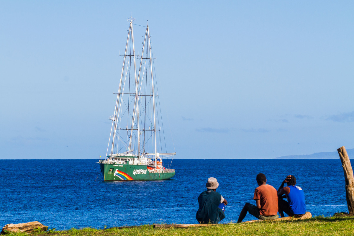 Villagers from Tongoa Island Watch the Rainbow Warrior © Steven Lyon / Greenpeace