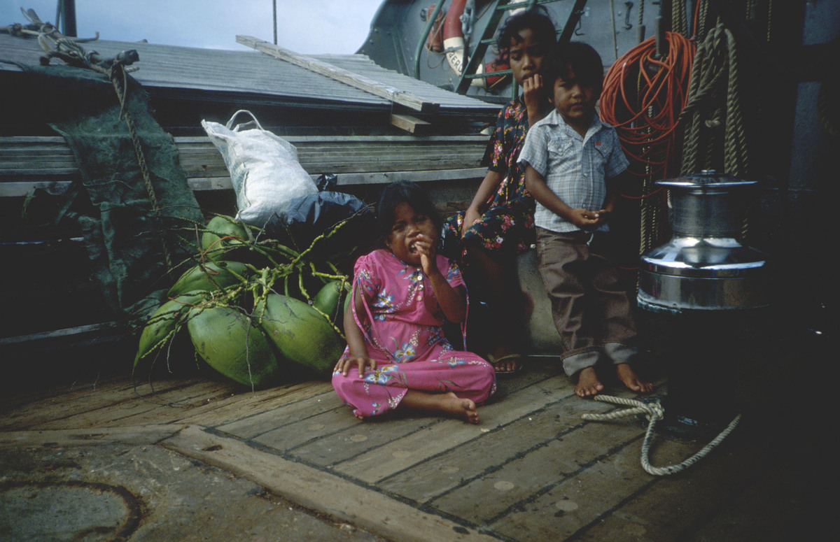 Evacuation of Rongelap Islanders to Mejato © Greenpeace / Fernando Pereira