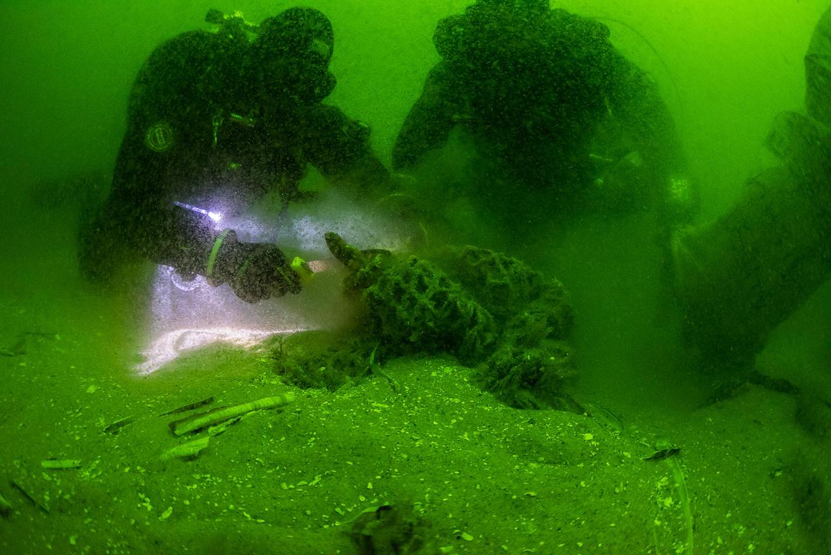 Divers Recover Ghostnets in the North Sea Sanctuary © Cees Kassenberg / Greenpeace