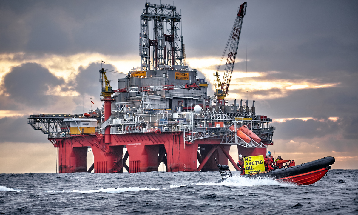 Arctic Sunrise at OMV Drilling Platform © Mitja Kobal / Greenpeace