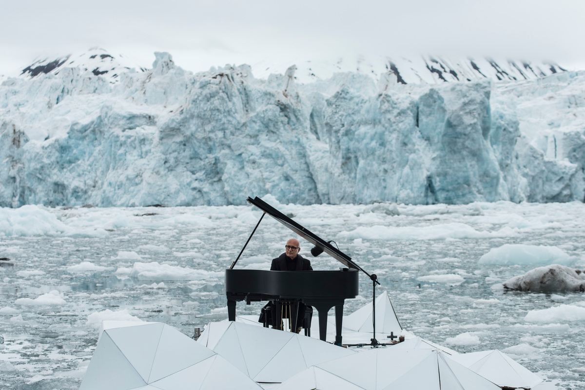 Composer and Pianist Ludovico Einaudi Performs in the Arctic Ocean © Pedro Armestre / Greenpeace