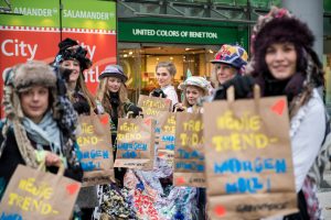 Trash Queen Promotes "Buy Nothing Day" on Black Friday in Hamburg © Bente Stachowske / Greenpeace