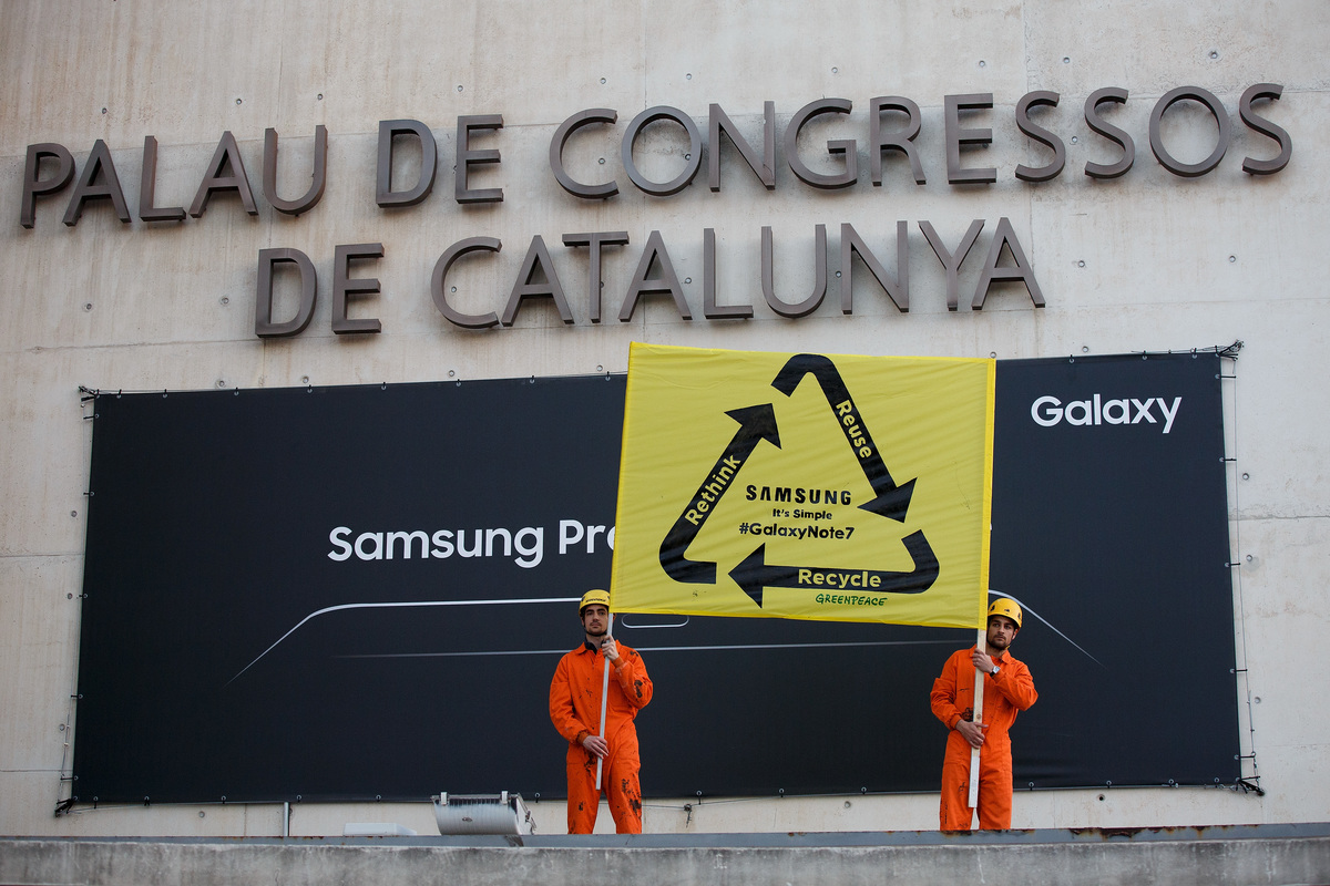 Protest at World Mobile Congress in Spain © Pablo Blazquez / Greenpeace