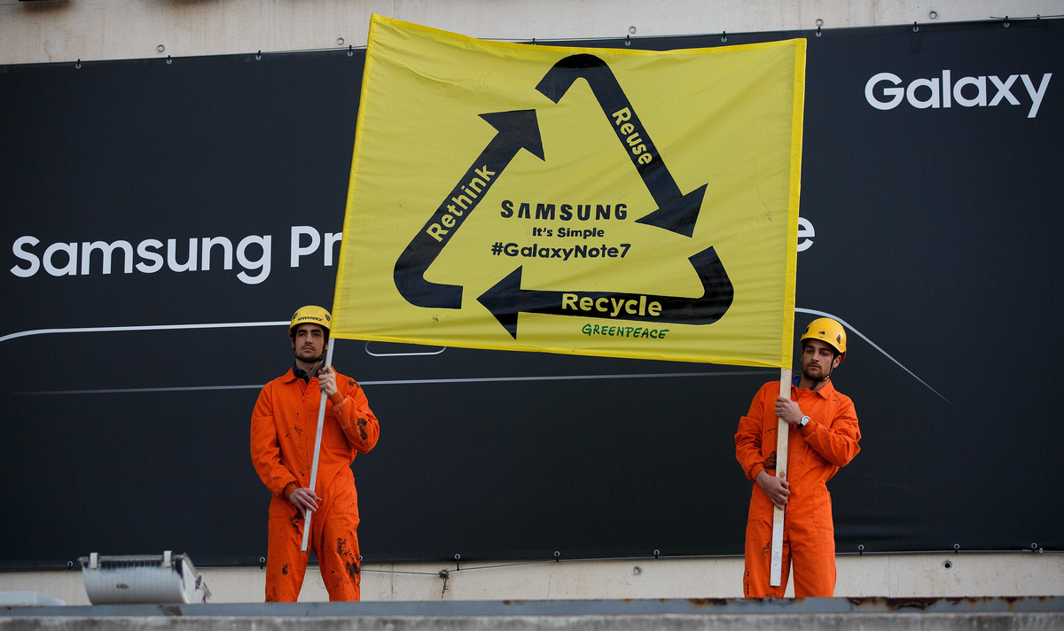 Protest at World Mobile Congress in Spain © Pablo Blazquez / Greenpeace