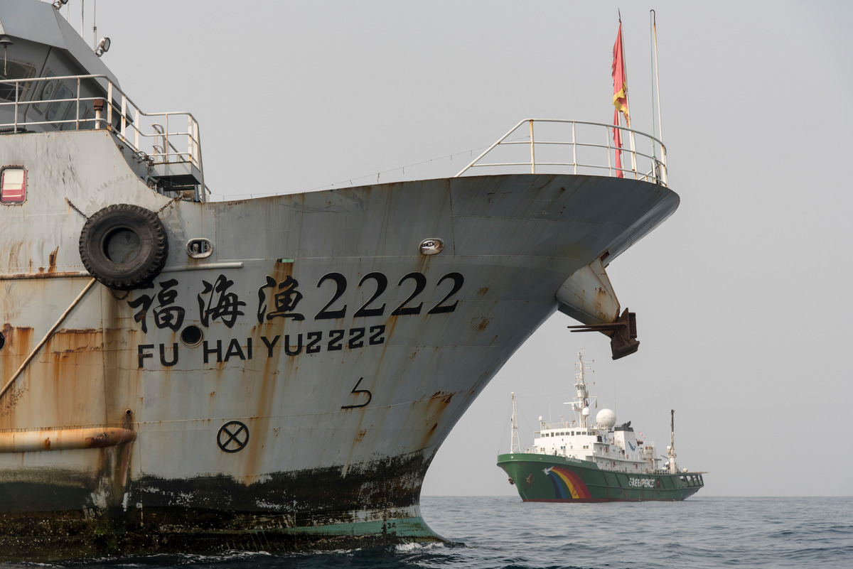 Inspection of Chinese Fishing Vessel in Sierra Leone © Pierre Gleizes / Greenpeace