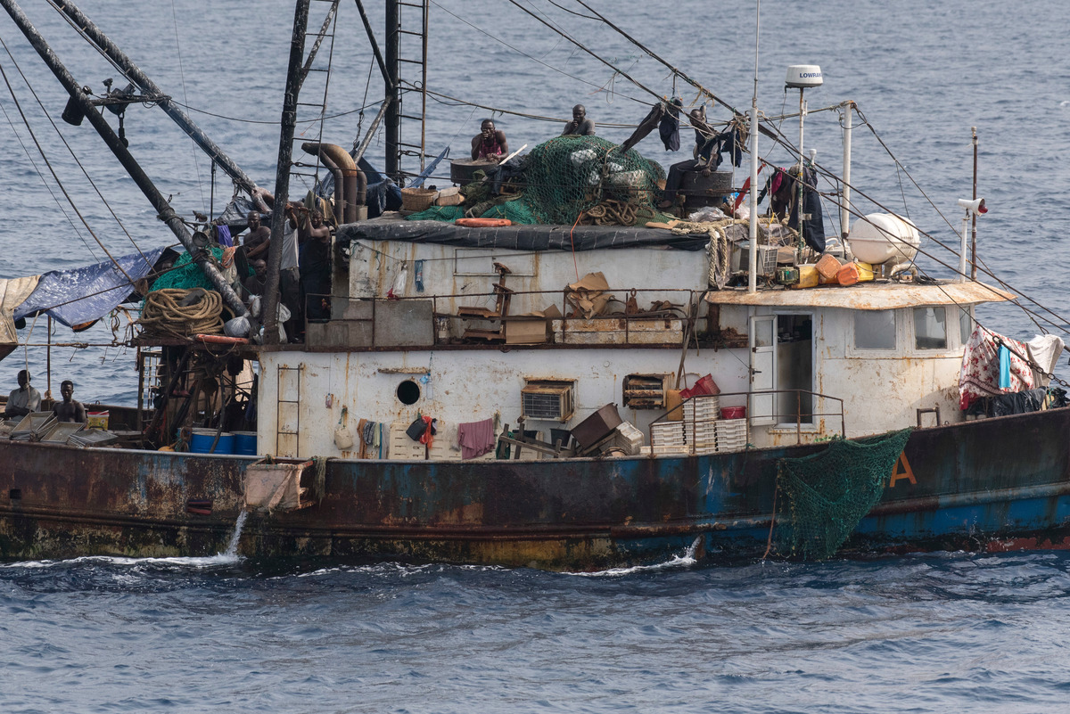 Inspection of Korean Fishing Vessel in Sierra Leone © Pierre Gleizes / Greenpeace