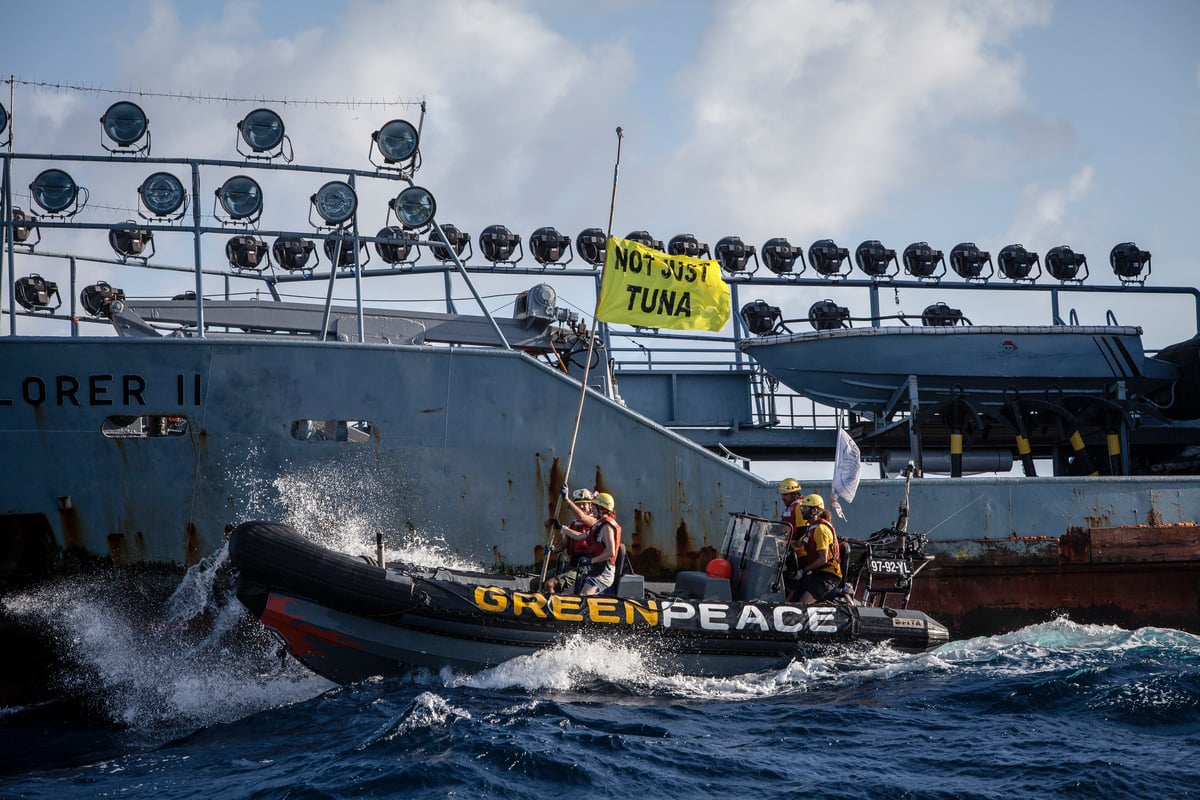 Activists Confront Supply Vessel Explorer II in the Indian Ocean © Will Rose / Greenpeace