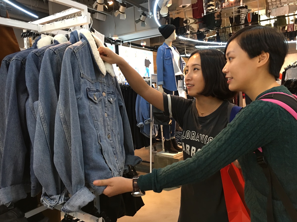 Over Consumption - Shopaholics in Hong Kong © Sam Fong / Greenpeace