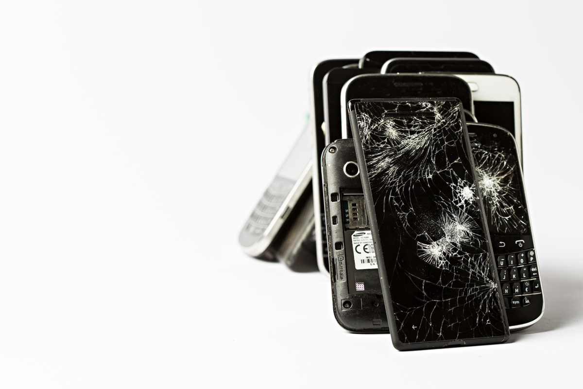 Broken Smartphones © Fred Dott / Greenpeace