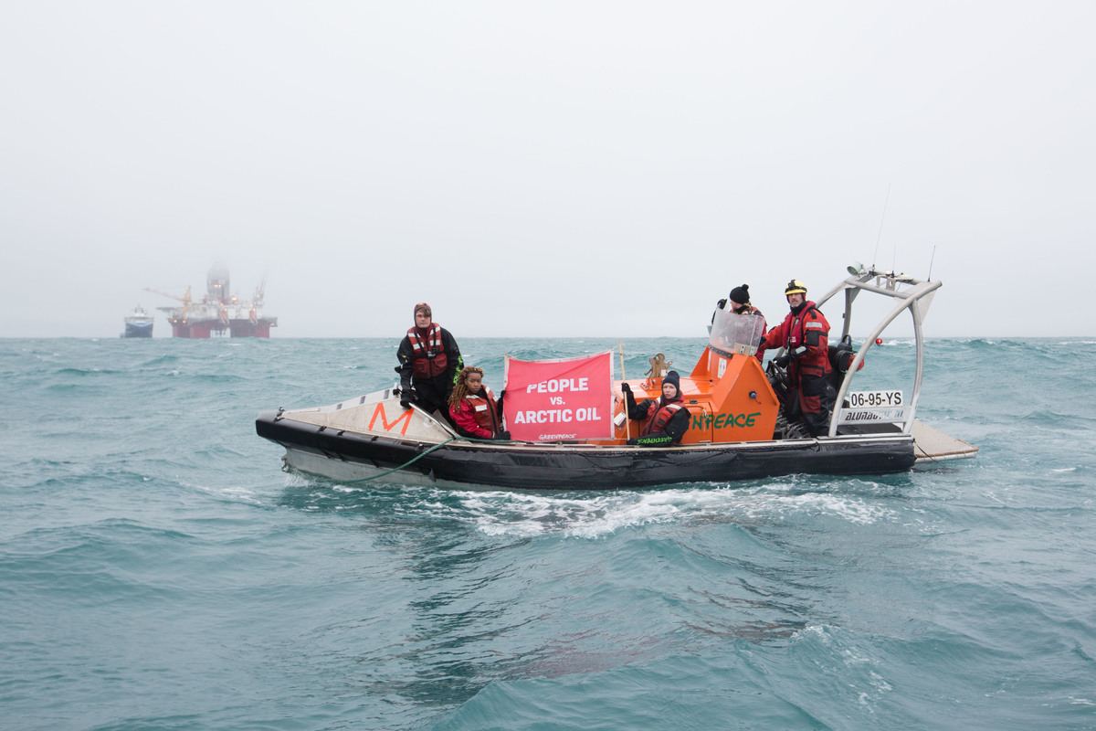 Arctic Sunrise protest Arctic Oil Drilling in Barents Sea © Nick Cobbing / Greenpeace