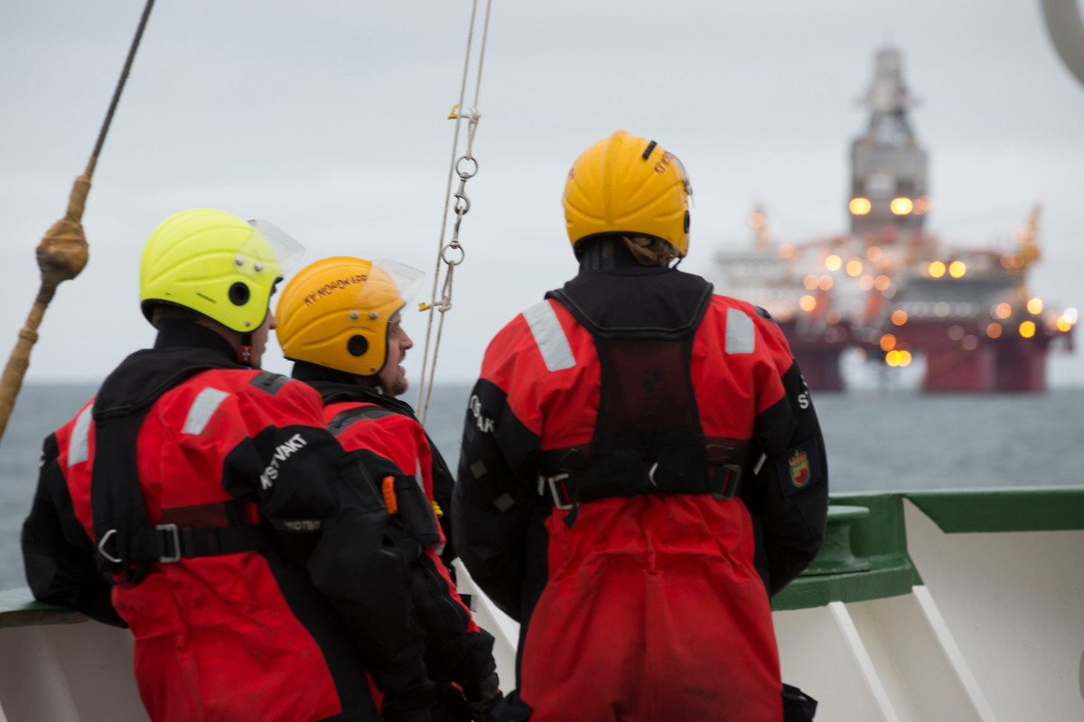 Arctic Sunrise Protests Arctic Oil Drilling in Barents Sea. © Nick Cobbing / Greenpeace