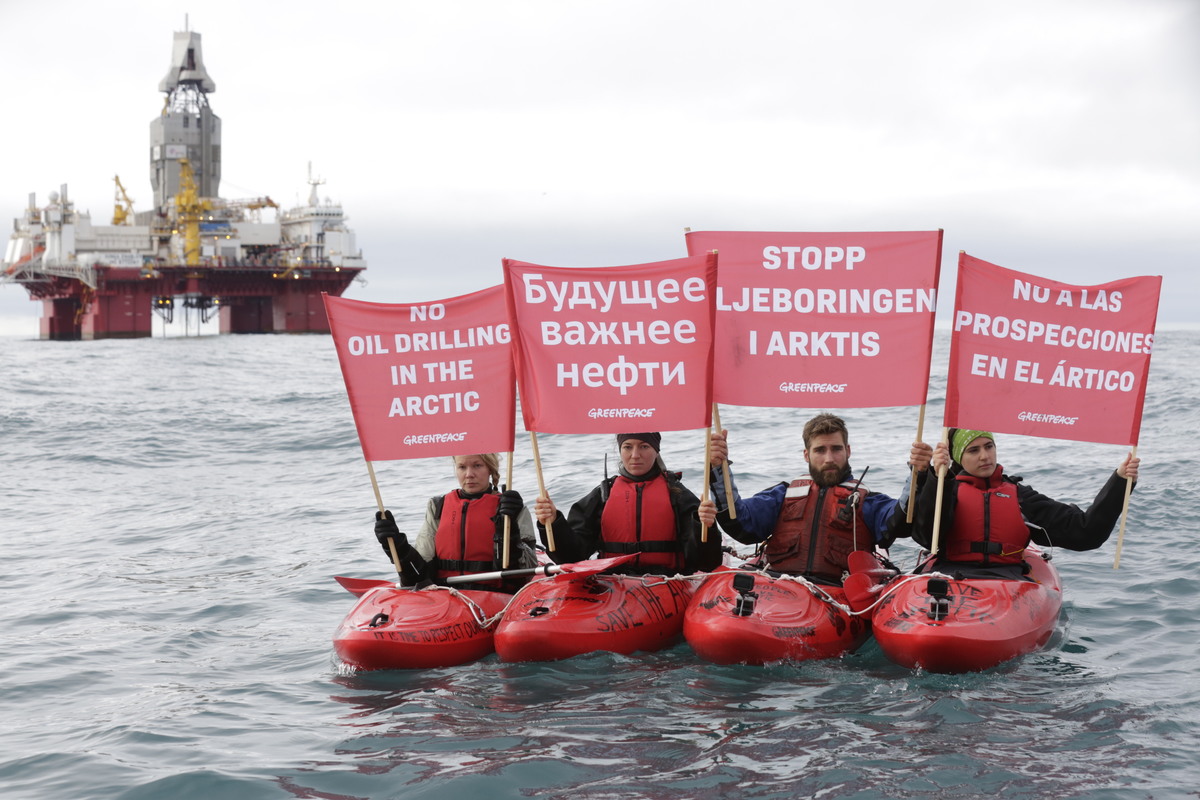 Arctic Sunrise protests Arctic oil drilling in Barents Sea. © Nick Cobbing / Greenpeace
