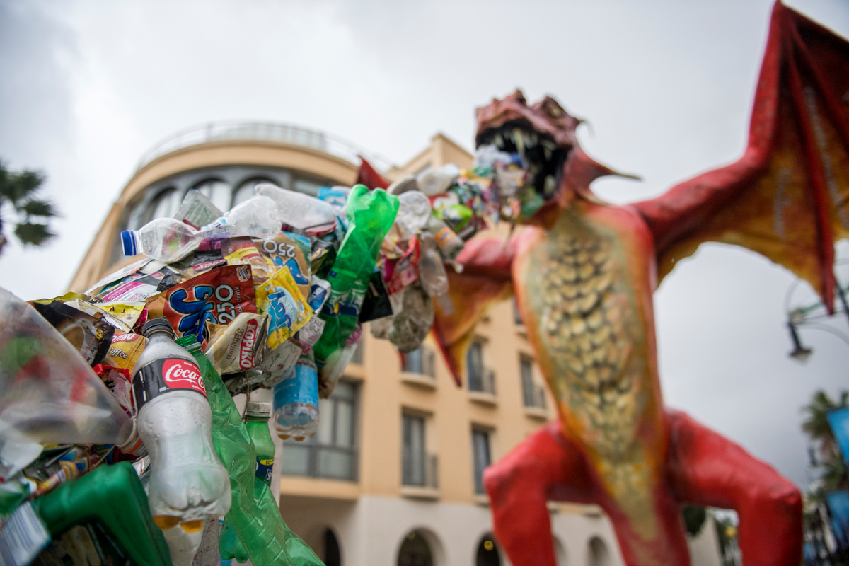 Plastic-Spitting Dragon Protests at Our Oceans Conference in MaltaDrache protestiert beim Our Oceans 2017 Konferenz in Malta. © Bente Stachowske / Greenpeace