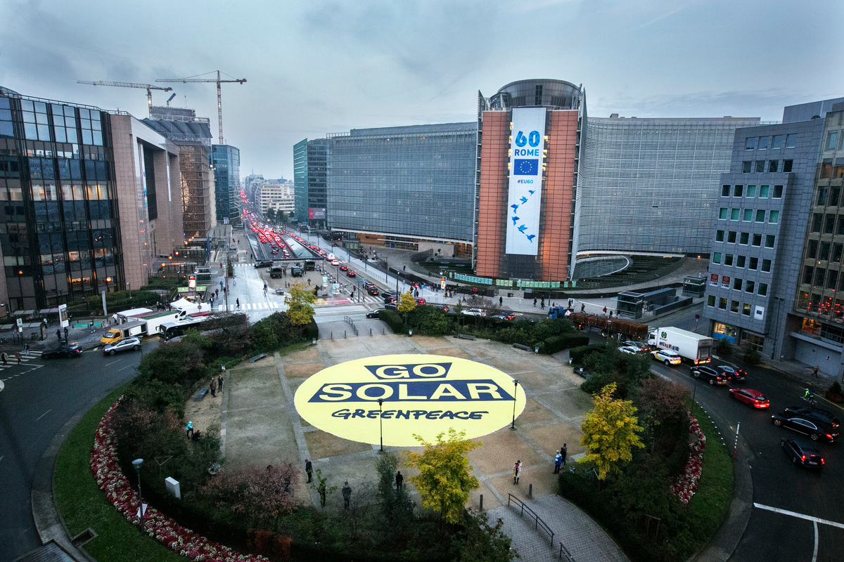 Sunrise Action in Brussels, Belgium © Tim Dirven / Greenpeace