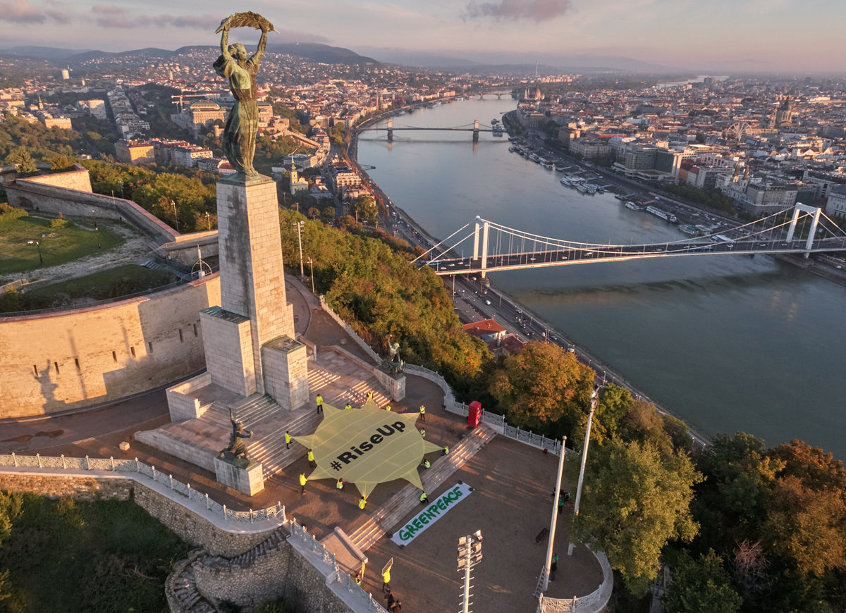 Sunrise Action in Budapest, Hungary © Attila Pethe / Greenpeace