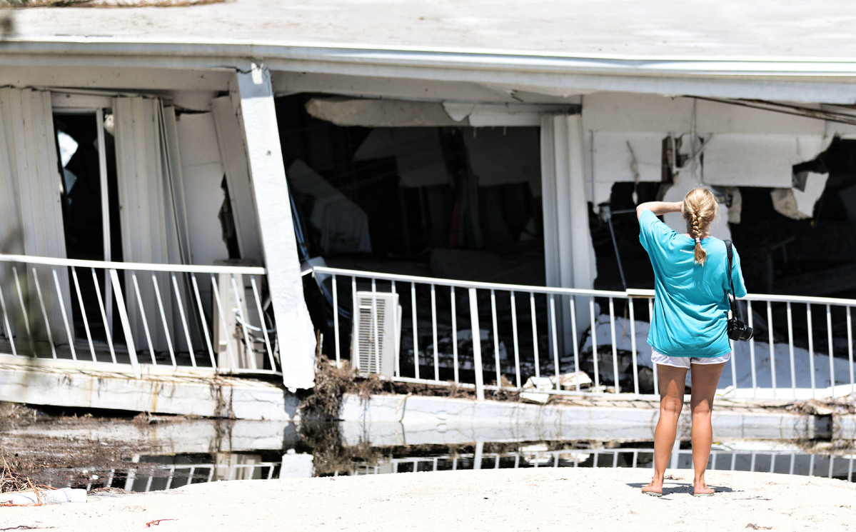 Homeowners Access Hurricane Irma Damage © Greenpeace / Marc Serota