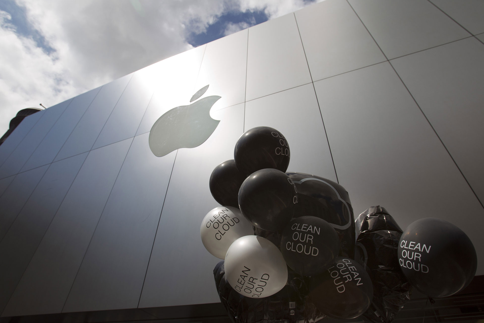 iCloud action at Apple in San Francisco. © Nader Khouri / Greenpeace