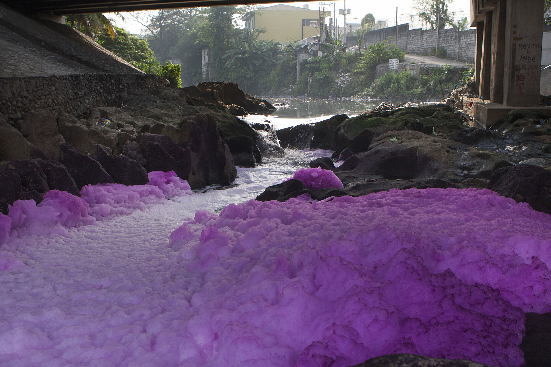 Pollution in Tullahan River. © Gigie Cruz-Sy / Greenpeace
