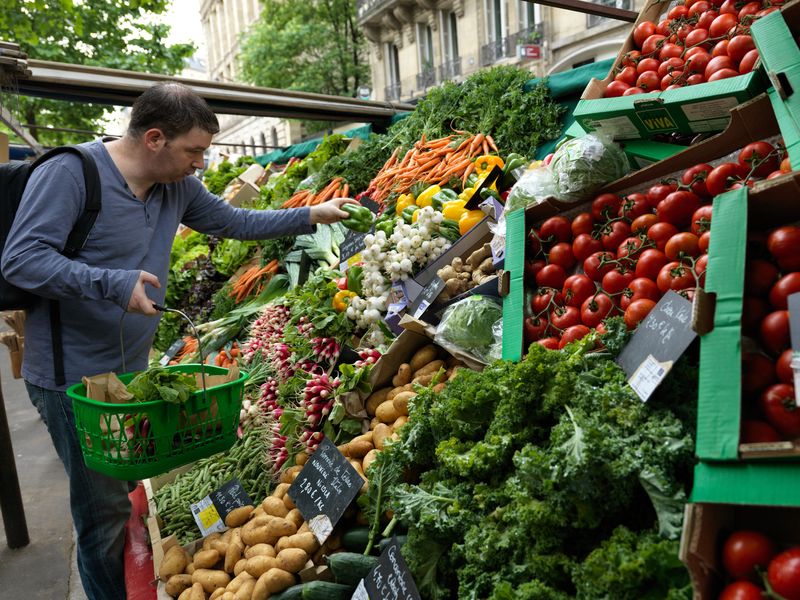 Ecological Produce at Farmers Market in Paris. © Peter Caton / Greenpeace