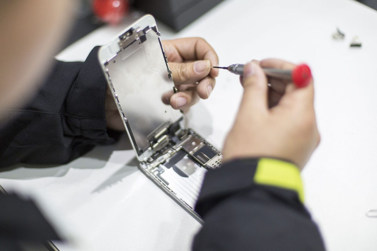 Greenpeace smartphone repair cafe in Beijing. © Wendi Wu / Greenpeace